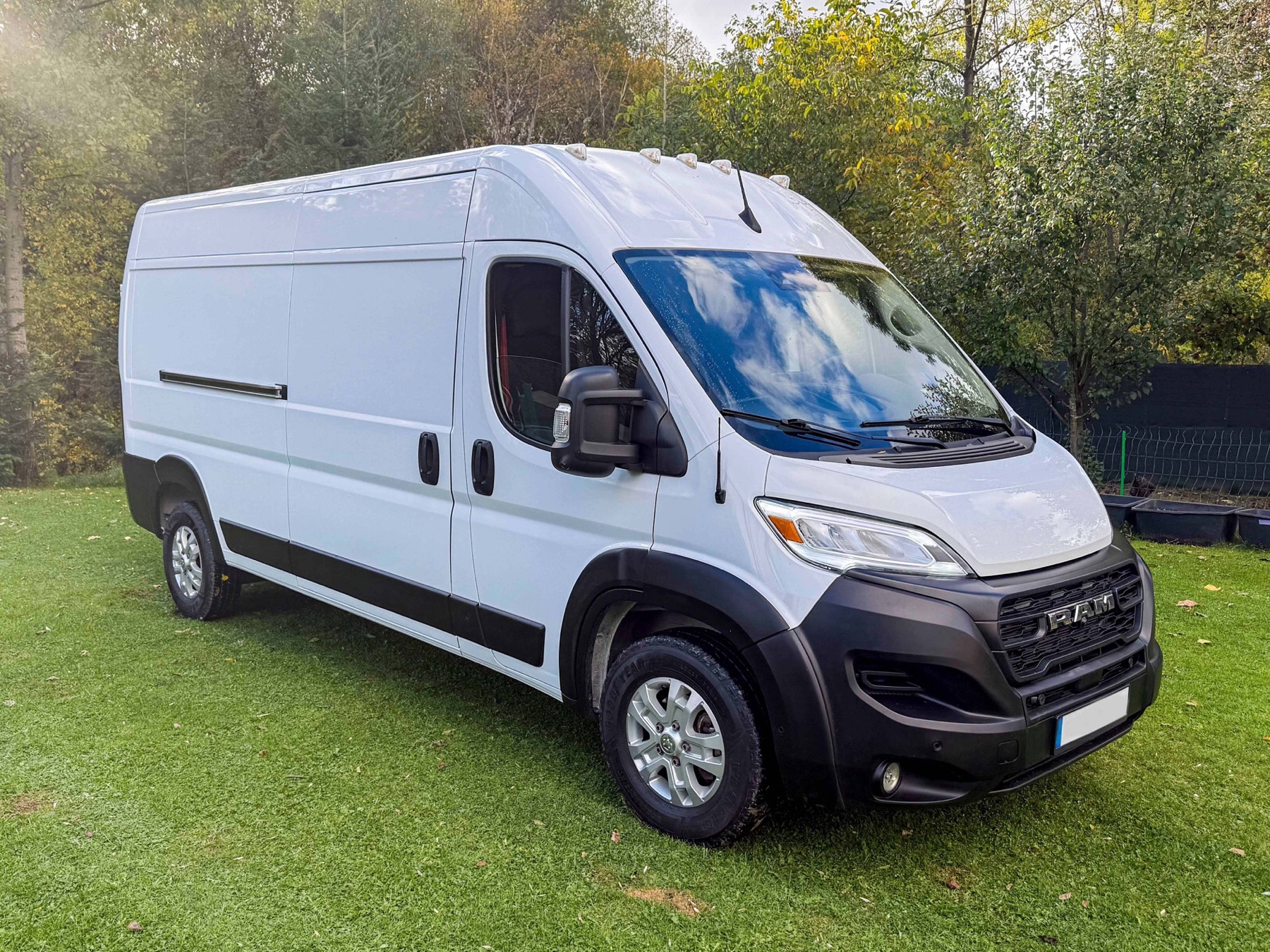 Biely RAM ProMaster z predného trojštvrťového pohľadu